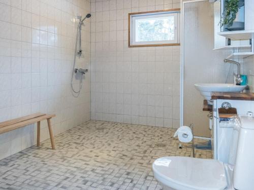 een badkamer met een toilet en een wastafel bij Holiday Home Torvokoski by Interhome in Karigasniemi