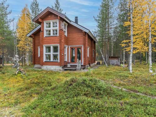 una casa de madera en medio de un campo en Holiday Home Puukenkä by Interhome, en Pyhätunturi