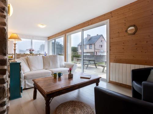 salon z kanapą i stołem w obiekcie Holiday Home La Plage by Interhome w mieście Denneville