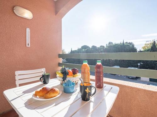 - une table blanche avec des assiettes de nourriture et de boissons dans l'établissement Apartment Village Marin Catalan by Interhome, à Torreilles