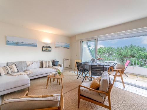 un salon avec un canapé et une table dans l'établissement Apartment Baie de Beaumer-3 by Interhome, à Carnac