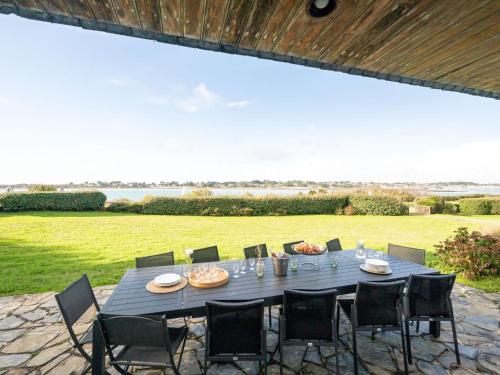 une table noire et des chaises sur une terrasse dans l'établissement Villa La Villa Tribale by Interhome, à Saint-Philibert
