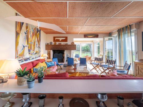 un salon avec un canapé et une cheminée dans l'établissement Villa La Villa Tribale by Interhome, à Saint-Philibert