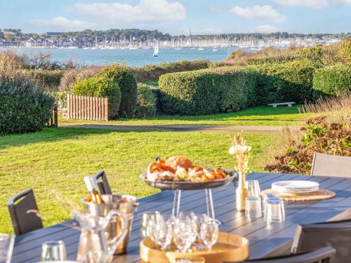 d'une table avec une assiette de nourriture au-dessus dans l'établissement Villa La Villa Tribale by Interhome, à Saint-Philibert