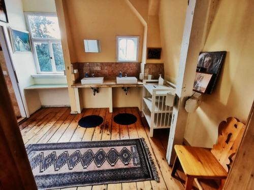 uma pequena casa de banho com dois lavatórios e uma mesa em Hummel Hostel - Historische Stadtvilla mit Garten em Weimar