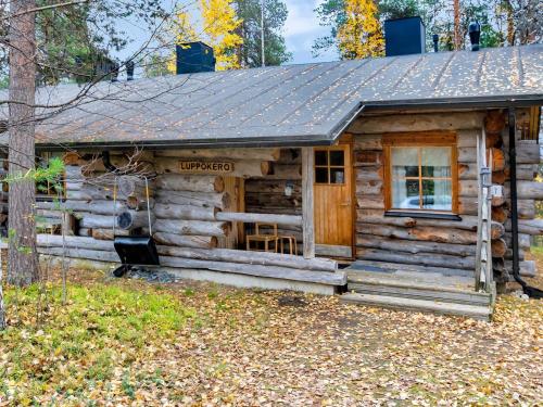une cabane en rondins dans les bois dans l'établissement Holiday Home Luppokero 1 by Interhome, à Pyhätunturi