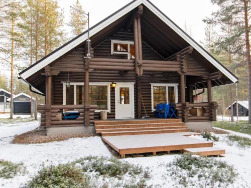 uma cabana de madeira com um alpendre na neve em Holiday Home Kirnutie 3 by Interhome em Pyhätunturi