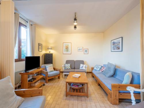 un salon avec des canapés et une télévision dans l'établissement Holiday Home La Planquette by Interhome, à Cavalaire-sur-Mer