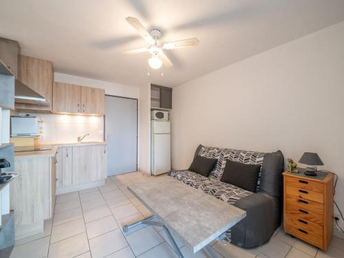 un salon avec un canapé et une table dans l'établissement Studio Les Floralies II-12 by Interhome, au Grau-du-Roi