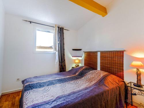 une chambre avec un lit et une fenêtre dans l'établissement Holiday Home Les Toscanes by Interhome, au Cap d'Agde