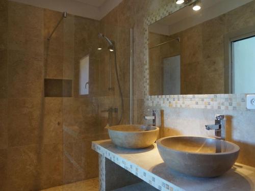 2 wastafels op een aanrecht in een badkamer met een douche bij Villa Villa Orizonte by Interhome in Favone