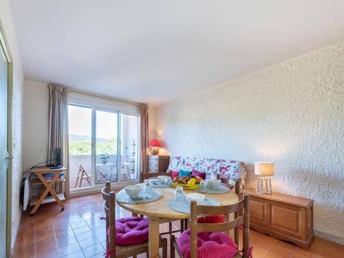 Posedenie v ubytovaní Apartment Porto di Mar-16 by Interhome