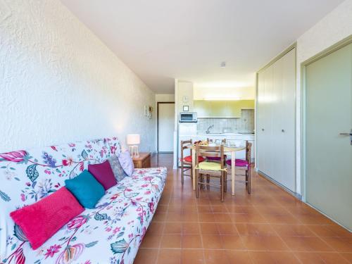 un salon avec un canapé et une table dans l'établissement Apartment Porto di Mar-16 by Interhome, à Cavalaire-sur-Mer