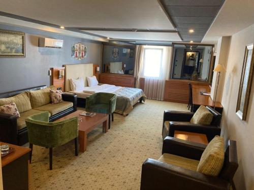 ein Hotelzimmer mit einem Bett und einem Wohnzimmer in der Unterkunft ZEO HOTEL merter in Istanbul