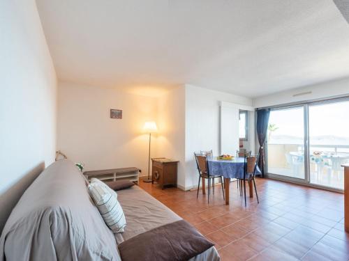 une chambre avec un lit et une table avec des chaises dans l'établissement Apartment Le Palazzo del Mar-12 by Interhome, à Cavalaire-sur-Mer