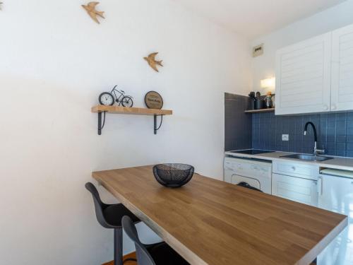 - une cuisine avec une table en bois et un évier dans l'établissement Studio L'Alicastre-4 by Interhome, au Lavandou