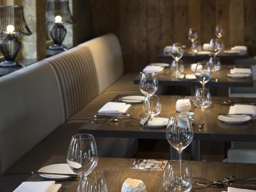 a row of tables in a restaurant with wine glasses at De Swarte Ruijter in Holten