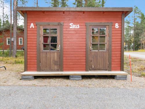 ein kleiner roter Schuppen mit zwei Seitentüren in der Unterkunft Holiday Home Antura a by Interhome in Pyhätunturi