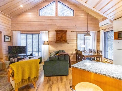 TV a/nebo společenská místnost v ubytování Holiday Home Pyhänkarhu 1 by Interhome