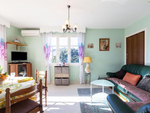 een woonkamer met een bank en een tafel bij Apartment Le Néflier by Interhome in Pégomas