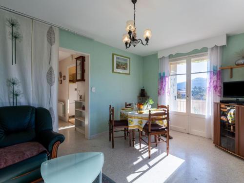 un salon avec une table et une salle à manger dans l'établissement Apartment Le Néflier by Interhome, à Pégomas