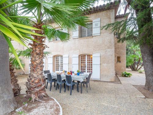 une table et des chaises devant une maison dans l'établissement Apartment Le Bouisset by Interhome, à Saint-Aygulf
