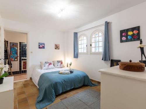 une chambre avec un lit avec une couverture bleue dans l'établissement Apartment Le Bouisset by Interhome, à Saint-Aygulf