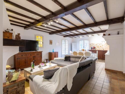 un salon avec un canapé et une table dans l'établissement Apartment Le Bouisset by Interhome, à Saint-Aygulf