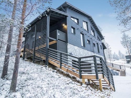 une cabine dans les bois dans la neige dans l'établissement Holiday Home Villa arcus b includes 2 lift 2024-2025 by Interhome, à Pyhätunturi