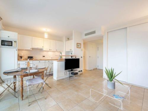 Il dispose d'une cuisine et d'un salon avec une table et une télévision. dans l'établissement Apartment Cristal Croisette-4 by Interhome, à Cannes