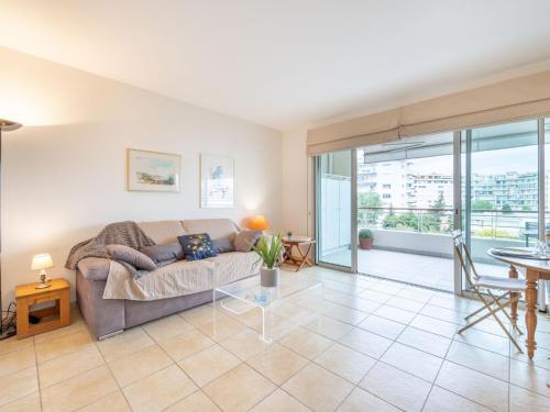 un salon avec un canapé et une table dans l'établissement Apartment Cristal Croisette-4 by Interhome, à Cannes