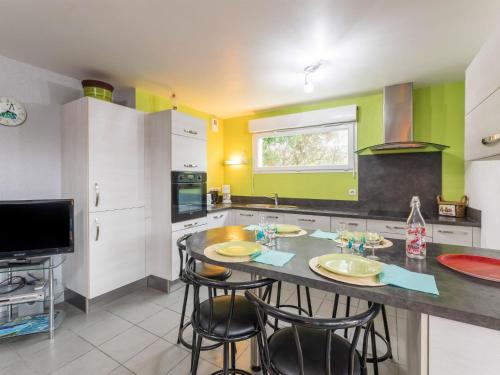 Kuchyňa alebo kuchynka v ubytovaní Apartment Clair de Dune-2 by Interhome