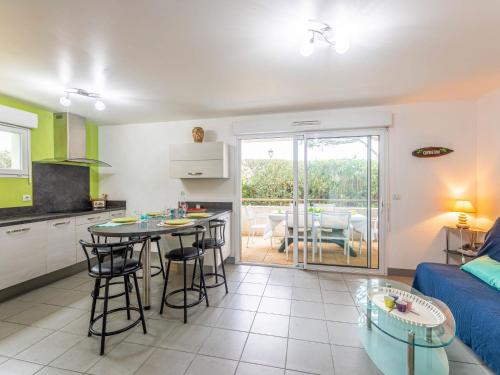 Kuchyňa alebo kuchynka v ubytovaní Apartment Clair de Dune-2 by Interhome