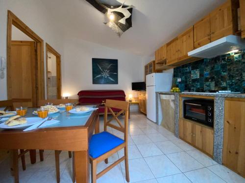 kuchnia i salon ze stołem i jadalnią w obiekcie Apartment Blue House by Interhome w mieście La Caletta