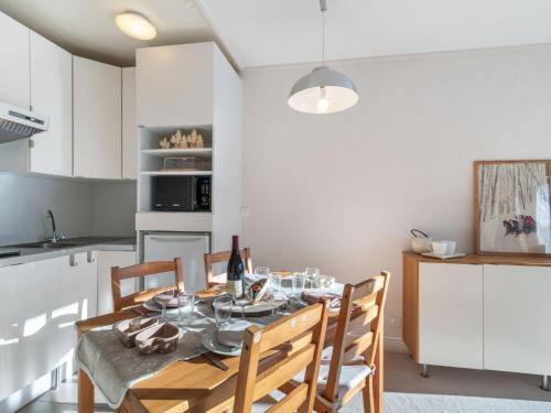 kuchnia i jadalnia ze stołem i krzesłami w obiekcie Studio Les Pistes - Lavachet-4 by Interhome w mieście Tignes
