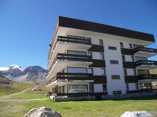 duży biały budynek z górami w tle w obiekcie Studio Les Pistes - Lavachet-4 by Interhome w mieście Tignes