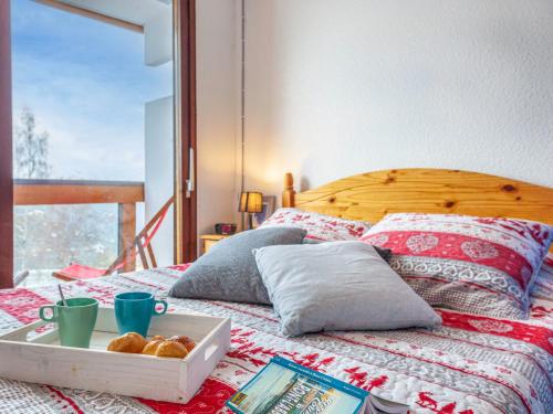 - un lit avec un plateau de beignets dans l'établissement Apartment Soyouz Vanguard-96 by Interhome, au Corbier