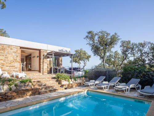 - une piscine avec des chaises et une maison dans l'établissement Holiday Home Village des Fourches by Interhome, à Bormes-les-Mimosas
