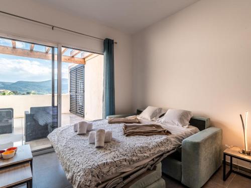 une chambre avec un lit et une grande fenêtre dans l'établissement Studio Studio Côté Sud 29 by Interhome, à Porto-Vecchio