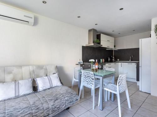 une cuisine et un salon avec une table et un canapé dans l'établissement Apartment Le Marbeau-2 by Interhome, à Cagnes-sur-Mer