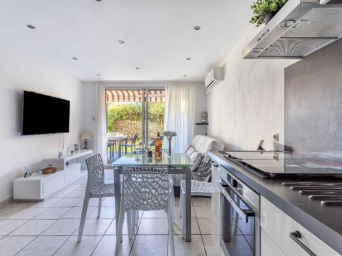une cuisine avec une table et une salle à manger dans l'établissement Apartment Le Marbeau-2 by Interhome, à Cagnes-sur-Mer