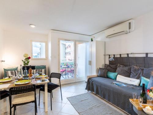 un soggiorno con letto e tavolo con sedie di Apartment Le Panama-5 by Interhome a Saint-Aygulf