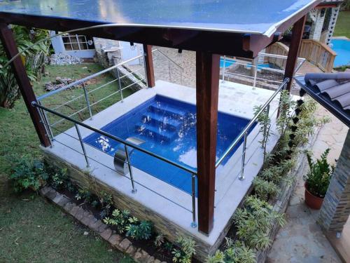 een zwembad met een tafel in de achtertuin bij Hermosa villa en Jarabacoa in Jarabacoa