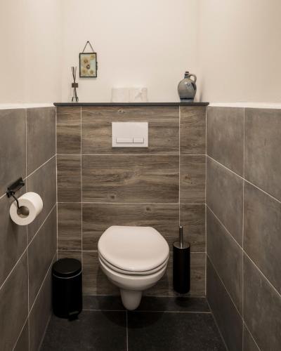 a bathroom with a white toilet in a room at In de 7e Hemel in Grashoek