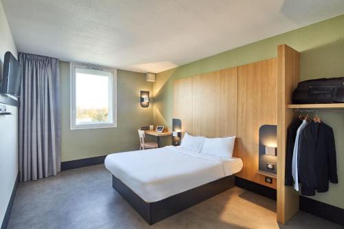 une chambre d'hôtel avec un lit et une fenêtre dans l'établissement B&B HOTEL Orly Chevilly-Larue - Nationale 7, à Chevilly-Larue