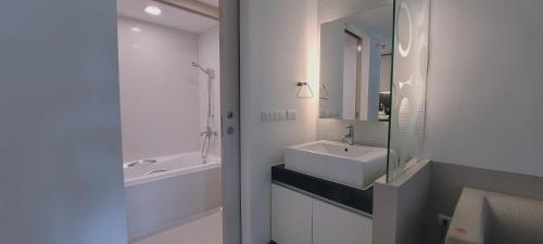 Bilik mandi di Twenty Three Residence