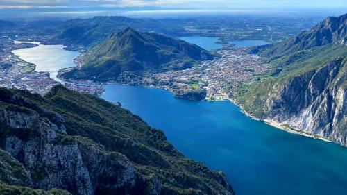 una vista aerea di una città e di un corpo idrico di Lecco Lake a Lecco