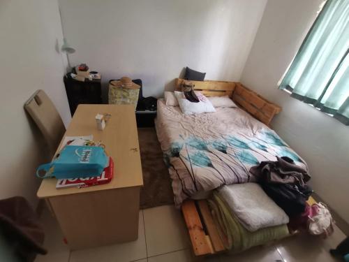 een kleine slaapkamer met een bed en een tafel bij House n Car in Krugersdorp