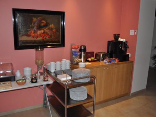 une cuisine avec un comptoir avec des assiettes sur une table dans l'établissement Hôtel - Ferme du Château d'Ahin, à Huy