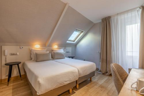 Ένα ή περισσότερα κρεβάτια σε δωμάτιο στο Hotel Kyriad Saint Malo Centre Plage